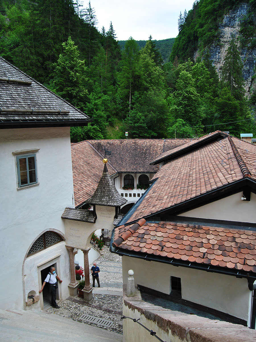 Sentiero nella roccia per l'eremo di San Romedio