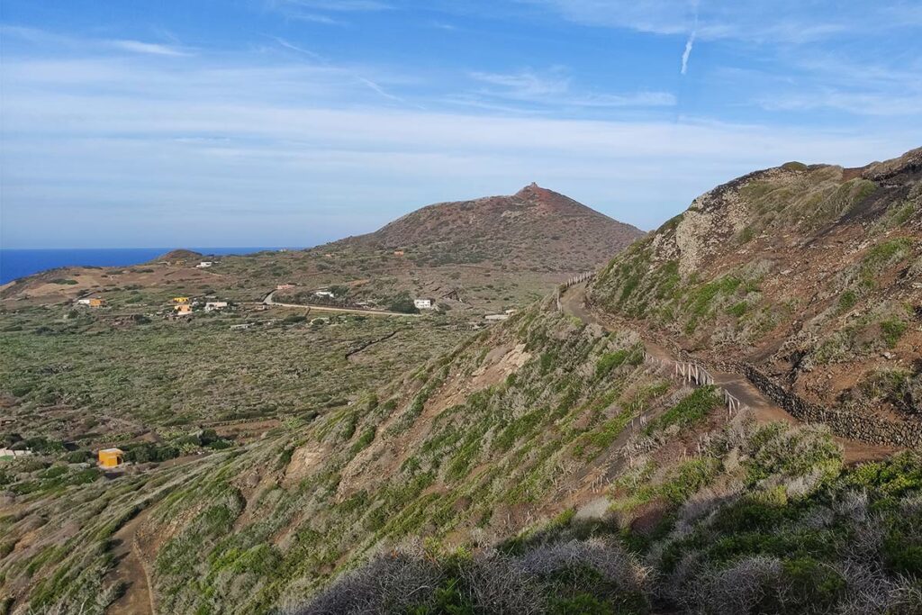 Trekking a Linosa: sentiero Monte Nero