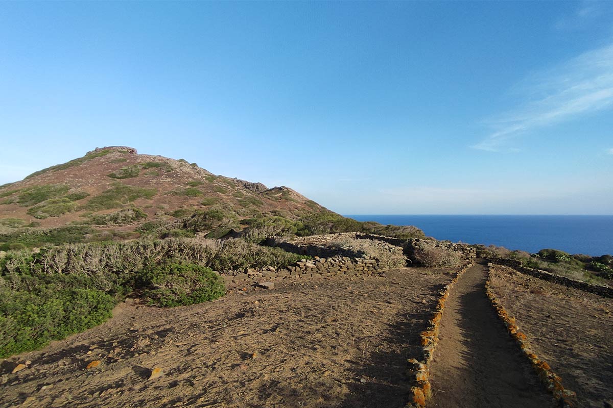 Monte Vulcano. a Linosa