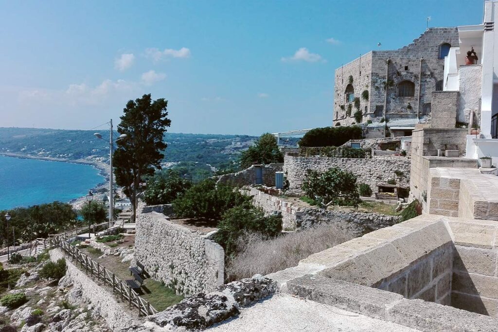 Passeggiata delle mura di Castro