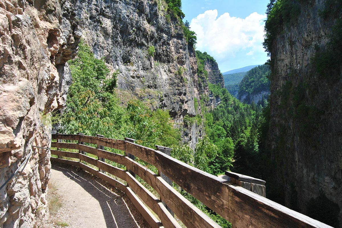 Sentiero nella roccia per l'eremo di San Romedio