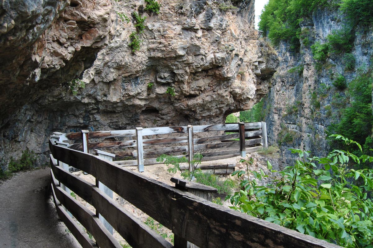 Sentiero nella roccia per l'eremo di San Romedio