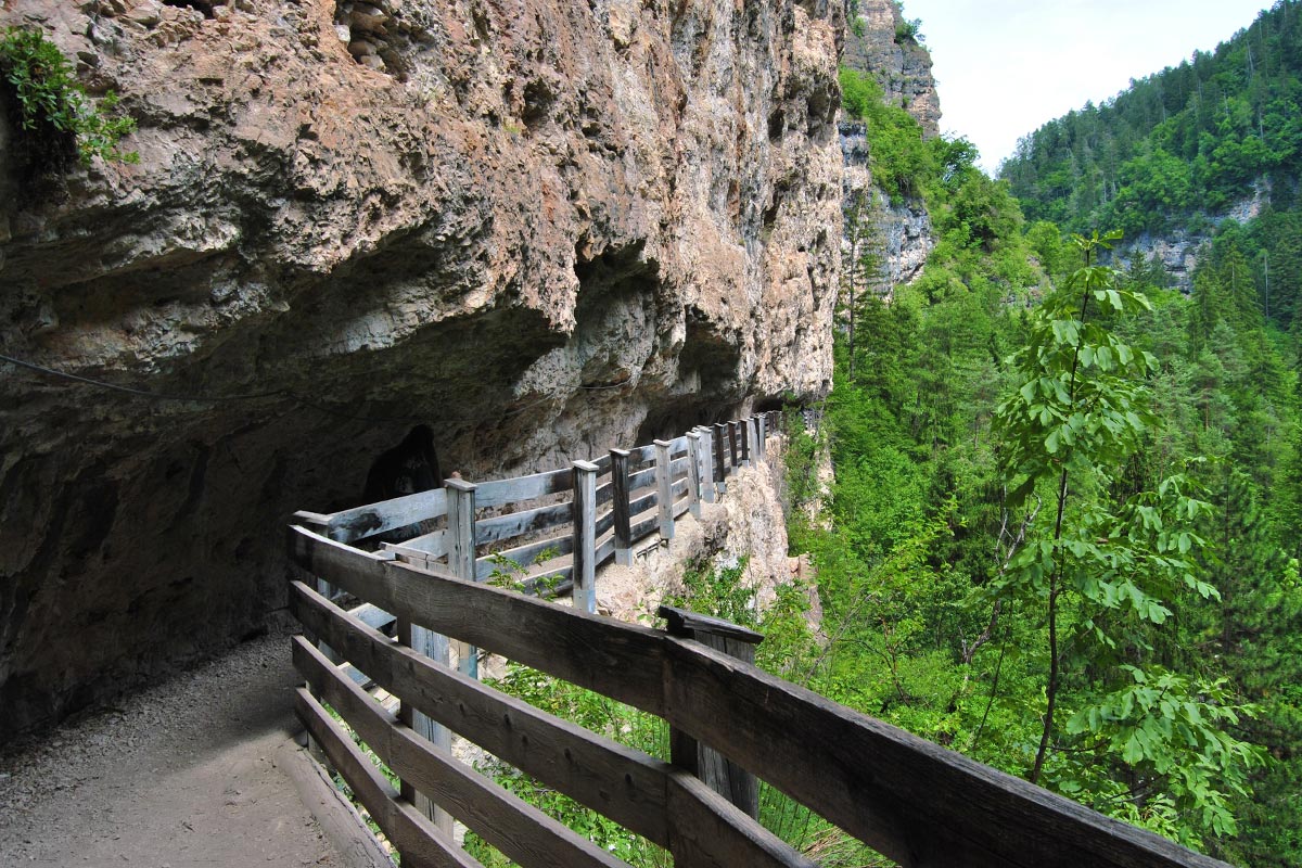 Sentiero nella roccia per l'eremo di San Romedio