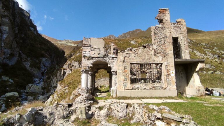 Trekking in Valsesia: colle Baranca e rovine di Villa Aprilia